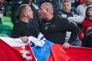 Michal Didik (vľavo) pri výmene názorov s fanúšikom opačného tábora.
