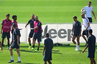 Gonzalo Higuaín (v strede) sa dostal do konfliktu s asistentom trénera.
