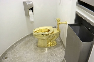 Zlatý záchod bol nainštalovaný  rodnom dome Winstona Churchilla.