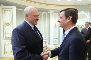 Bieloruský prezident Alexander Lukašenko a námestník amerického ministra zahraničných vecí pre politické záležitosti David Hale v Minsku