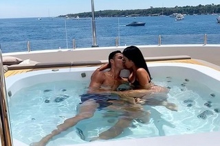 Cristiano Ronaldo si dovelnku užíva na jachte s priateľkou Georginou.