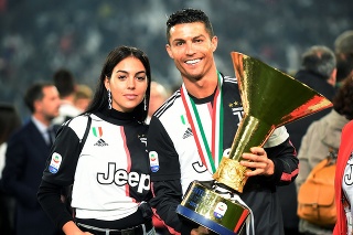Cristiano Ronaldo pózuje s trofejou s priateľkou Georginou Rodriguezovou. 