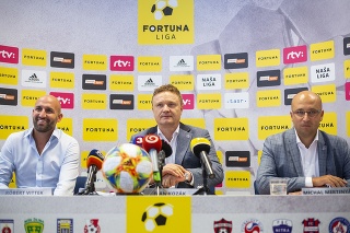Na snímke zľava ambasádor Fortuna ligy Róbert Vittek, prezident Únie ligových klubov (ÚLK) Ivan Kozák a výkonný riaditeľ ÚLK Michal Mertinyák.