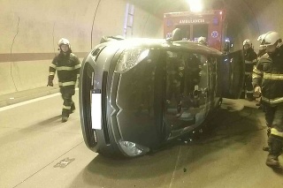 Zrážka dvoch áut zablokovala tunel Sitina. 