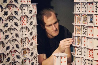 Scott robí zázraky s kartami.