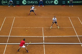 Na snímke v pozadí zľava slovenskí tenisti Filip Polášek a Igor Zelenay v zápase štvorhry proti švajčiarskemu páru Henri Laaksonen (dole vľavo), Jerome Kym.