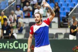 Slovenskí tenisti hrajú po úvodnom dni zápasu 1. skupiny euro-africkej zóny Davisovho pohára so Švajčiarskom 1:1.