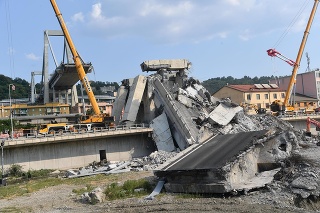 Zrútený most v Janove si vyžiadal 43 mŕtvych.