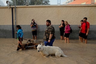 Povodne prinútili 3500 ľudí opustiť svoje domovy.