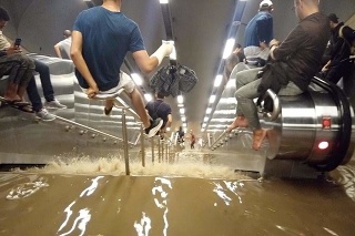 Pod vodou sa ocitli aj stanice metra.