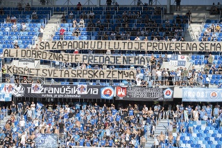 Tento transparent vytiahli fanúšikovia v zápase proti kosovskému tímu.
