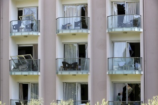 Pohľad na rozbité okná na budove hotela po explózii vo vojenskom muničnom sklade