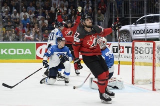 Shea Theodore (vpravo) sa raduje po strelení gólu vo finálovom zápase Kanada - Fínsko.