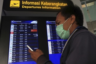 Pre dym z požiarov museli zavrieť letisko na ostrove Sumatra.