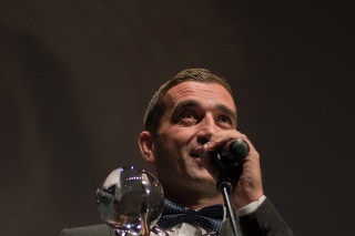 Milan Ondrík (druhý sprava) získal Cenu za najlepší mužský herecký výkon, a to za rolu vo filme Nech je svetlo pózuje.