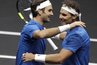 Na snímke zľava hráči Roger Federer a Rafael Nadal.