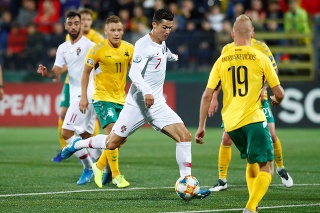 Cristiano Ronaldo (v strede) strelil Litve štyri góly.
