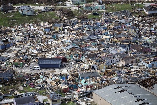 Na leteckej snímke sú materiálne škody, ktorém spôsobil hurikán Dorian v prístave Marsh.