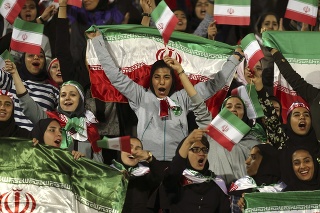 Iránska futbalová fanúšička sa upálila pred budovou súdu v Teheráne. Dôvodom bola obava z polročného väzenia, ktoré jej hrozilo za pokus o nepovolené vniknutie na štadión. 