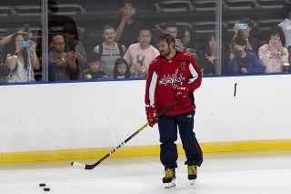 Alexander Ovečkin v úlohe ambasádora NHL počas tréningu s mladými čínskymi hokejistami v športovom centre Šugang.