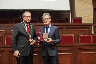 Z rúk rektora Mareka Štefčeka si prevzal Veľkú zlatú medailu Univerzity Komenského. 