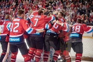 Hokejisti Banskej Bystrice oslavujú majstrovský titul.
