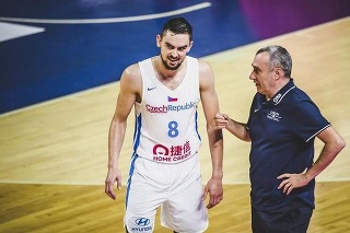 Tomáš Satoranský (vľavo) a tréner českého tímu Ronen Ginzburg.