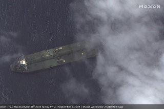 Na satelitnej snímke iránsky ropný tanker Adrian Darya-1.