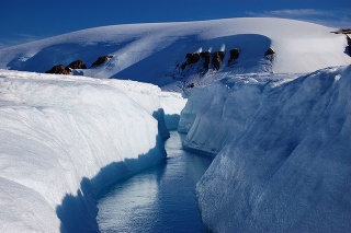 Riečisko vytvorené vodou z topiaceho sa ľadu a snehu, ktoré tvoria Belcherov ľadovec na ostrove Devon