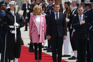 Emmanuel Macron s manželkou Brigitte na návšteve USA.
