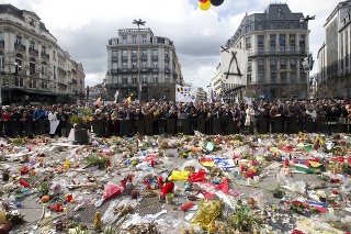 Bruselský súd vo štvrtok predĺžil vyšetrovaciu väzbu pre štyroch podozrivých v súvislosti s vyšetrovaním bombových útokov v Bruseli z 22. marca 2016 o ďalšie dva mesiace. 