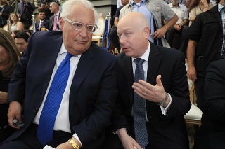 Americký veľvyslanec v Izraeli David Friedman (vľavo) a Jason Greenblatt