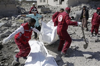 Záchranári odnášajú telá obetí nedeľňajšieho leteckého útoku 