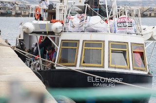 loď nemeckej neziskovej organizácie Eleonore kotví v sicílskom prístave Pozzallo. 