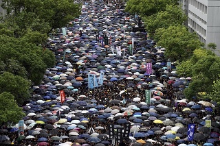 Protest počas prvého školského dňa v Hongkongu.