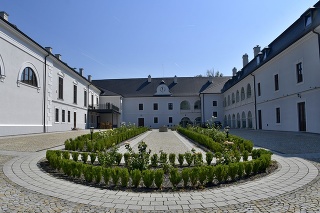 Kaštieľ v Oponiciach nechal postaviť šľachtický rod Apponyiovcov začiatkom 17. storočia.