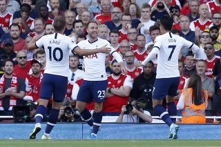 Christian Eriksen (uprostred) sa teší so spoluhráčmi  po strelení gólu do siete Arsenalu.
