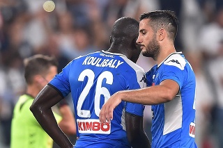 Kalidou Koulibaly (vľavo) si strelil nešťastný vlastný gól, ktorý rozhodol o prehre Neapolu.