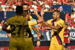 Futbalista FC Barcelona Arthur (vpravo) sa teší so spoluhráčmi po strelení gólu.