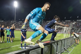 Na snímke futbalisti Slovana brankár Dominik Greif (vľavo) a Myenty Abena preskakujú reklamný panel a idú sa poďakovať fanúšikom.