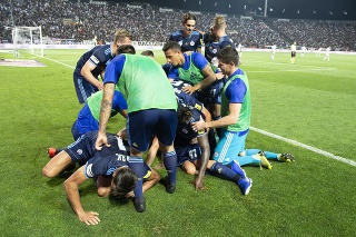 Na snímke futbalisti Slovana sa radujú po strelení vyrovnávajúceho gólu na 2:2.