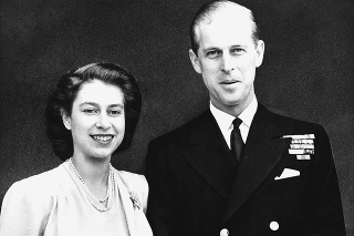Na archívnej snímke z 10. júla 1947 britská korunná princezná Alžbeta a jej snúbenec Philip Mountbatten pózujú po oznámení o ich zasnúbení v Londýne.