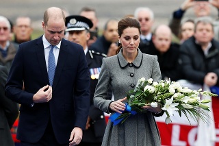 Britský princ William si s manželkou Kate uctili pamiatku zosnulého majiteľa futbalového Leicestru City Vichaia Srivaddhanaprabha a štyroch ďalších obetí októbrového tragického pádu helikoptéry.