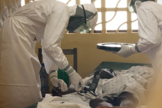 Americký lekár Kent Brantly (vľavo) lieči pacienta nakazeného ebolou v nemocnici v libérijskom hlavnom meste Monrovia.