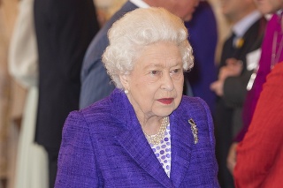 Hostiteľka kráľovná Alžbeta II.