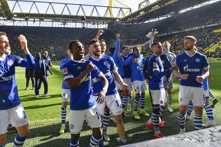 Hráči Schalke oslavujú po výhre.