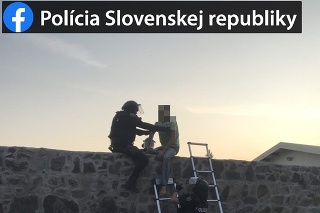 Policajti NAKA počas zásahu v Michalovciach.