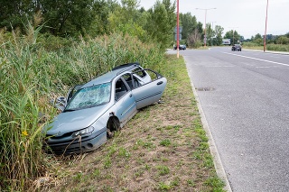 Hrdzavý skelet auta odparkovaný v poli pôsobí na prvý pohľad desivo