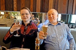Agent Sergej Skripaľ s dcérou Julijou boli otrávení na lavičke jedom novičok.