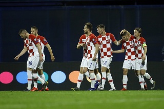 Chorvátsky hráč Andrej Kramarič (druhý sprava) oslavuje so spoluhráčmi druhý gól do bránky Azerbajdžanu vo futbalovom zápase E -skupiny Chorvátsko - Azerbajdžan.